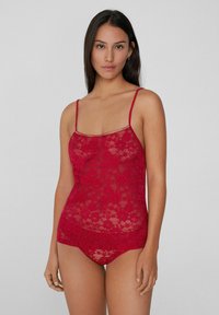 Rotes Spitzentanktop mit dünnen Trägern und floralem Muster, kombiniert mit passenden Spitzenhöschen. Durchscheinendes Material, weiche Textur.