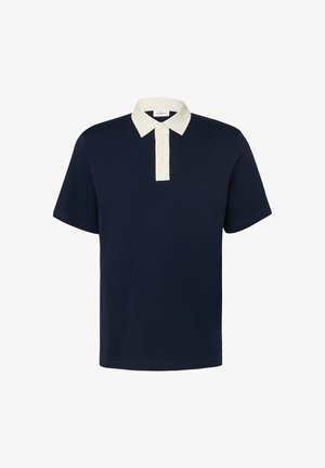 Polo bleu marine à manches courtes avec col blanc et patte de boutonnage à trois boutons.