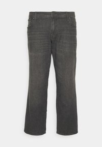 Pantalones de mezclilla gris oscuro con un corte relajado. Presentan un diseño tradicional de cinco bolsillos y costuras visibles. Aberturas de pierna de corte bota.