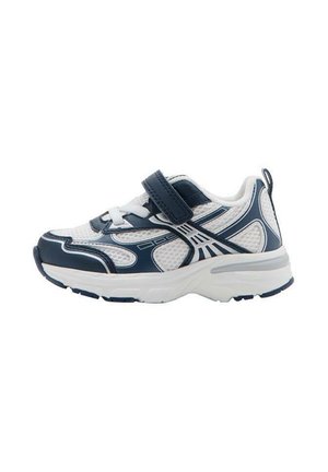 Sneaker bianca in mesh con inserti sintetici blu navy, una fascia con chiusura a Velcro e lacci; presenta una suola strutturata e dettagli laterali per il supporto.