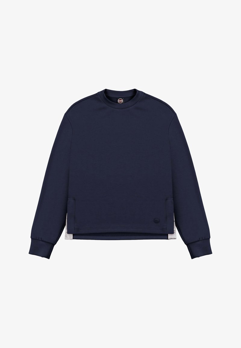 Diepblauwe longsleeve trui met ronde hals, geribbelde manchetten, zijsplitten en een klein rond logo vlak bij de zoom op een witte achtergrond.