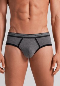 Grijze katoenen slips met een contrasterende zwarte rand, voorzien van een brede elastische tailleband met de merknaam en een aansluitende snit.