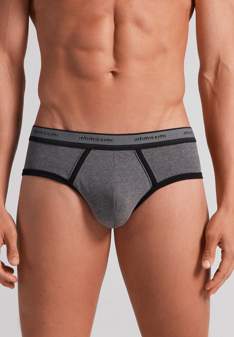 Grijze katoenen slips met een contrasterende zwarte rand, voorzien van een brede elastische tailleband met de merknaam en een aansluitende snit.
