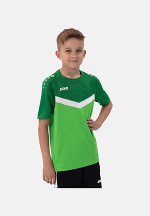 Groene sporttrui met korte mouwen, witte chevrondetail, textuurpatroon op de schouders, logo op de borst en ronde halslijn.