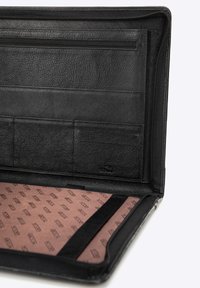 Zwart leren portemonnee-interieur met meerdere kaartsleuven, een ritscompartiment en een bruine patroonvoering met herhaalde logo-details.