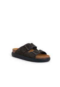 Sandal in suede nero con due cinturini regolabili e fibbie nere. Soletta in sughero e suola in gomma per comfort e durata.