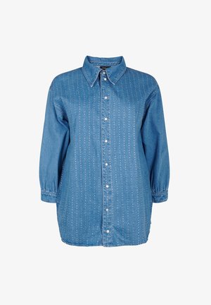 Džinsinė marška su smailiu apykakle, ilgomis rankovėmis ir mygtukų uždarymu, dekoruota vertikaliomis mažų sidabro smeigtukų eilėmis ir laisvu siluetu.