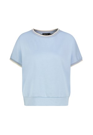 Hellblaues kurzärmeliges Oberteil aus weichem Stoff, mit einem gerippten Ausschnitt und Ärmelbündchen mit kontrastierendem Kantendetail.