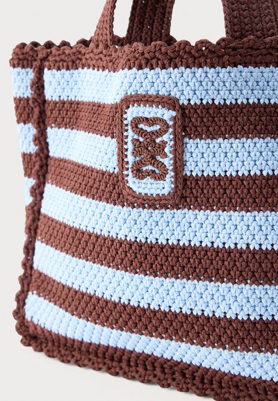 Καφέ και ανοιχτό μπλε τσάντα ώμου πλεχτή με οριζόντιες ρίγες και διακοσμητικό μπαλώμα ραμμένο μπροστά.