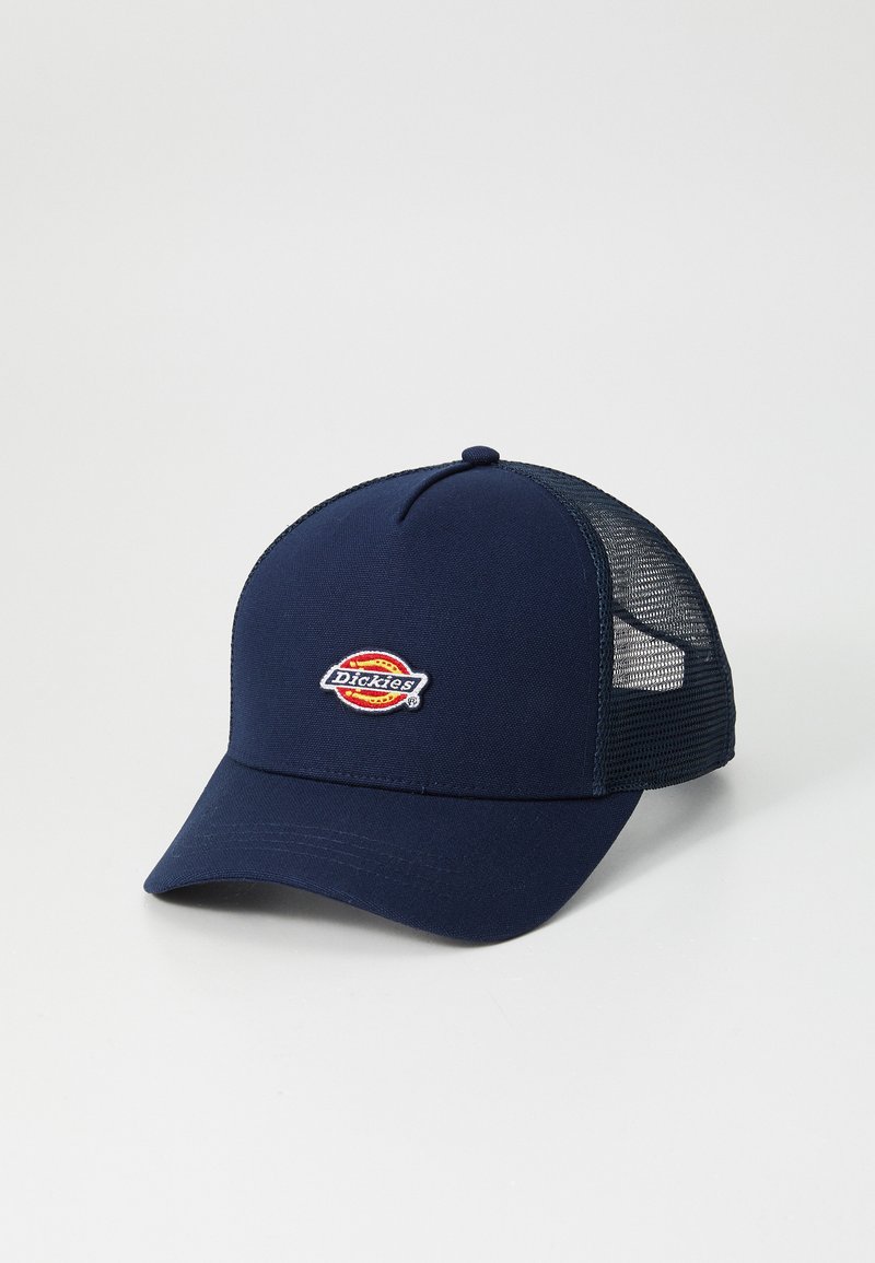 Gorra azul marino con visera curva, que presenta un parche de logo en la parte frontal. Los paneles laterales de malla ofrecen ventilación en un diseño clásico de gorra de béisbol.