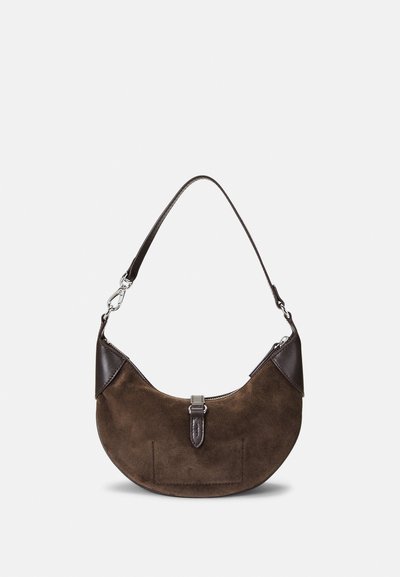 Braune Wildleder-Handtasche mit Lederakzenten, geschwungenem Design, kurzem Schulterriemen und einer Fronttasche. Silberfarbene Beschläge mit einem Druckverschluss.