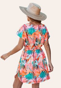 Abito floreale con stampa tropicale nei colori rosa, verde e arancione; maniche corte, vita elastica, spacchi laterali e tessuto leggero.