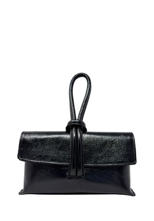 Clutch in pelle nera lucida con patta ripiegabile e manico ad anello fissato al centro da una cinghia in pelle coordinata.