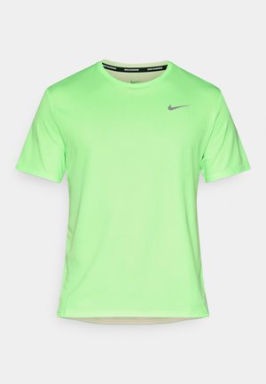 Kurzärmeliges, rundhalsiges Sportshirt in leuchtendem Neongrün, glatte Textur, mit einem dezenten grauen Nike-Logo auf der Brust und gebrandetem Kragen.