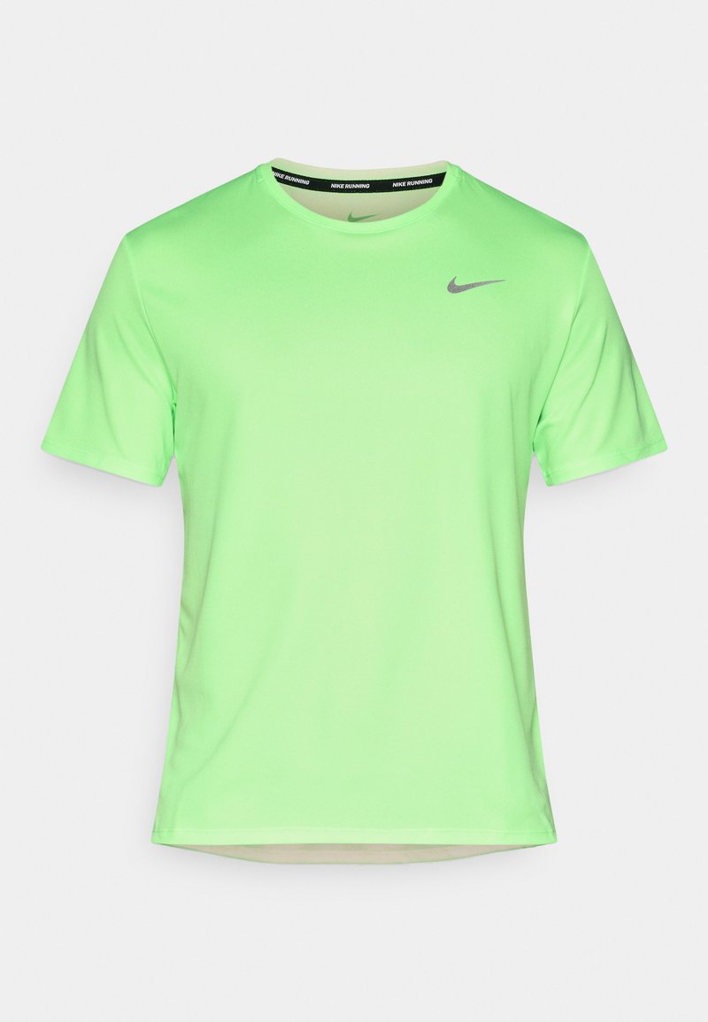 Kurzärmeliges, rundhalsiges Sportshirt in leuchtendem Neongrün, glatte Textur, mit einem dezenten grauen Nike-Logo auf der Brust und gebrandetem Kragen.