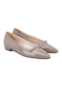 Glänzende taupe Ballerinas mit einer spitzen Zehenform, dezentem Ausschnitt und dekorativem Riemen. Sanfte Textur, niedriger Absatz und gepolsterter Innenraum.