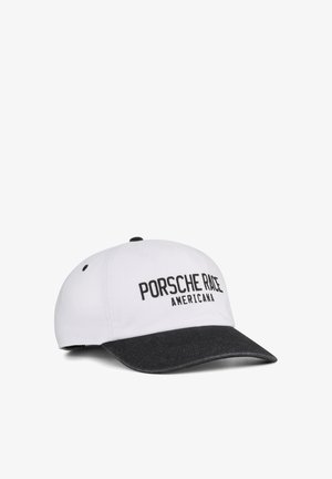 Casquette de baseball blanche avec visière noire. Inscription "PORSCHE RACE AMERICANA" en lettres noires audacieuses sur le devant. Fabriquée en coton avec une texture lisse.