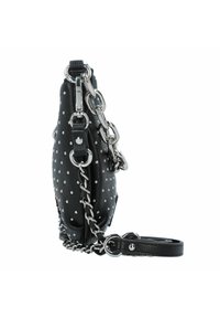 Bolso de mano de cuero negro con tachuelas plateadas, textura acolchada y correa de cadena desmontable con un acento de cuero.