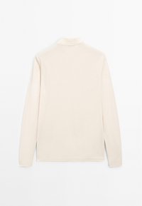 Langärmliger, cremefarbener Rollkragenpullover flach liegend mit der Rückseite nach oben vor einem weißen Hintergrund.