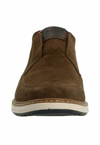 Bottines en suede marron à enfiler avec un bout rond, présentant un accent en cuir sur le talon et une semelle en caoutchouc blanc avec un motif texturé.