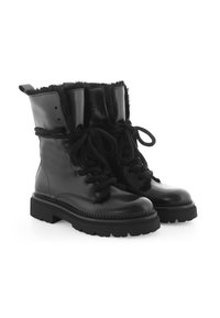 Zwarte leren veterschoenen met een zachte bovenvoering, dikke zwarte zool en decoratieve stiksels langs de rand. Platte veters geknoopt aan de voorkant.