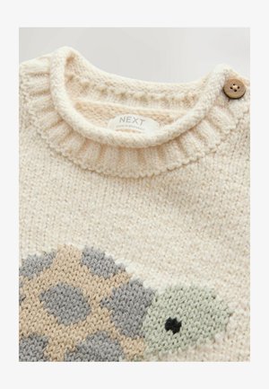 Sweter dziany w kolorze kremowym z teksturowanym, prążkowanym kołnierzem. Na przodzie znajduje się wzór żółwia w odcieniach szarości, beżu i zieleni. Zawiera detal w postaci drewnianego guzika.