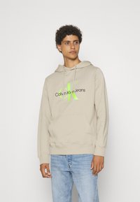 Calvin Klein Jeans SEASONAL MONOLOGO REGULAR HOODIE - Sudadera - plaza taupe/acid light