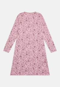 Robe à manches longues en rose avec un motif floral, dotée d'un col rond et d'une coupe évasée, fabriquée en tissu doux.