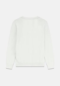 Pull en maille blanche avec col rond, manches longues et poignets et ourlet côtelés. Texture lisse avec un design simple et minimaliste.