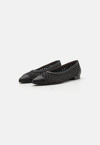 Ballerines noires avec un dessus tissé et un capuchon en cuir noir solide à l'avant et à l'arrière. Talon bas et plat pour un confort optimal.