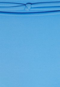 Tecido elástico azul claro exibindo uma textura suave com estrias horizontais. Apresenta um detalhe de nó na cintura.