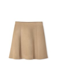 Falda de punto beige con una silueta acampanada, que presenta costuras verticales y una textura suave. El dobladillo cae por encima del muslo medio.