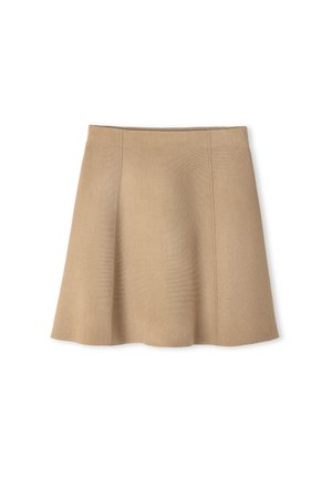 Gonna a maglia beige con silhouette svasata, caratterizzata da cuciture verticali e una texture morbida. L'orlo cade sopra la metà della coscia.