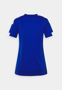 Jersey deportivo azul de manga corta, con cuello redondo y detalles blancos en las costuras de los hombros. Fabricado en un suave y ligero tejido de poliéster.