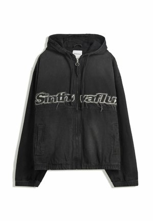 Sort zip-op hoodie med hætte, prydet med slidte bogstaver på forsiden, sidelommer og elastik ved manchetterne og kanten.