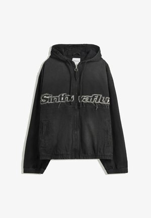 Sort zip-op hoodie med hætte, prydet med slidte bogstaver på forsiden, sidelommer og elastik ved manchetterne og kanten.