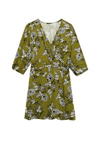 Vestido floral tipo envoltura en verde oliva con estampado en blanco y negro, escote en V, mangas tres cuartos y dobladillo a media longitud. Tela suave y ligera.