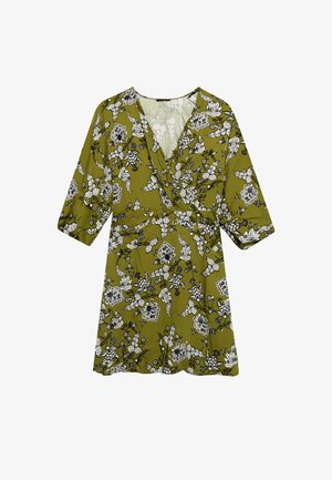 Robe portefeuille florale en vert olive avec imprimé noir et blanc, décolleté en V, manches trois-quarts et longueur midi. Tissu doux et léger.