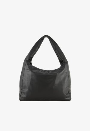 Czarna miękka skórzana torebka na ramię z wyściełaną rączką i lekko połyskującym wykończeniem, przedstawiona na białym tle.