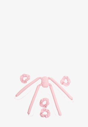 Ensemble de bigoudis en tissu rose avec cinq tiges longues et flexibles et cinq chouchous assortis sur fond blanc.