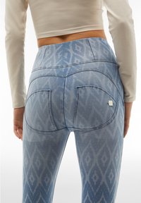 Freddy WR.UP® DENIM PUSH-UP - Skinny-Farkut - denblue aop ethnlaser blu s