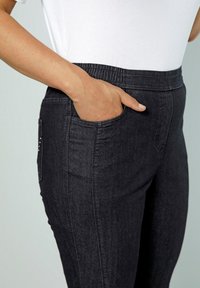 Ulla Popken ZIERNAHT 4-POCKET ELASTIKBUND  - Džíny Slim Fit - black