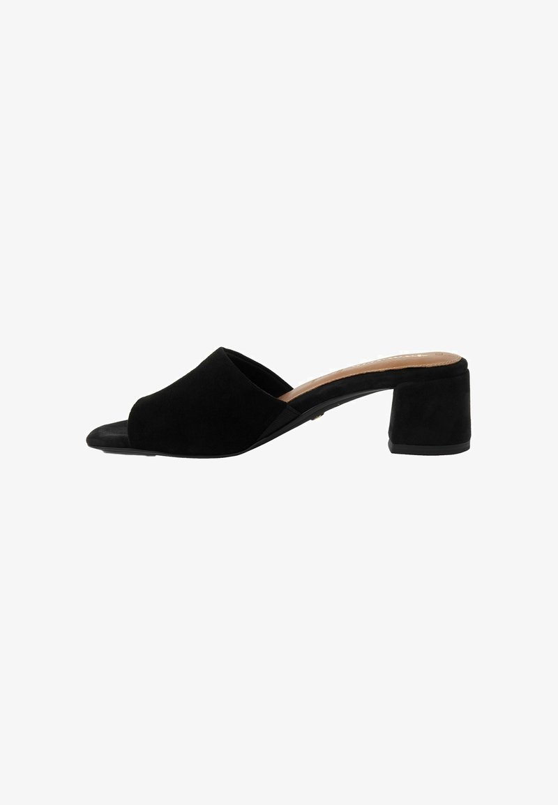 Mule noire à bout ouvert avec une large bride en daim et un petit talon bloc, dotée d'une semelle intérieure rembourrée couleur beige et d'un design à enfiler.