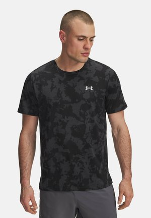 Camisa atlética de manga corta negra con un sutil patrón de camuflaje, hecha de una tela texturizada, con un logotipo plateado en el pecho.