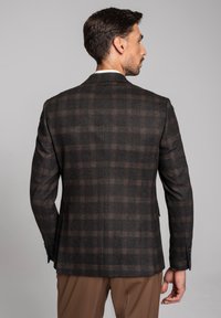 Brązowa marynarka w kratę wykonana z teksturowanej tkaniny, charakteryzująca się dopasowanym krojem, klapami w stylu notch oraz dwoma guzikami na mankietach.