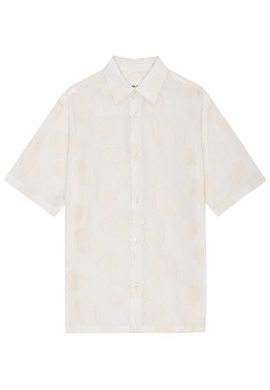 Chemise à manches courtes en tissu blanc avec un motif en relief en forme de coquille. Dotée d'un col et de cinq boutons sur le devant. Design léger.
