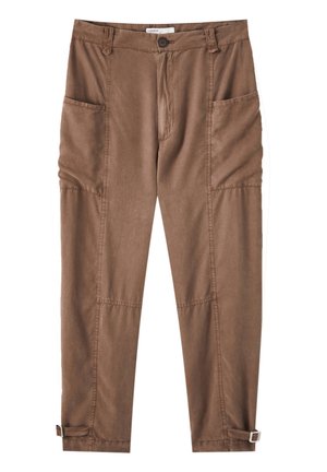 Braune Hose mit geradem Bein, Fronttaschen, Gürtelschlaufen, Knopfverschluss und verstellbaren Schnallen an den Beinabschlüssen.