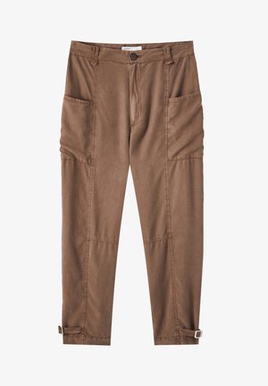 Braune Hose mit geradem Bein, Fronttaschen, Gürtelschlaufen, Knopfverschluss und verstellbaren Schnallen an den Beinabschlüssen.