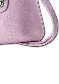 Lichtpaars leren handtas met een gestructureerde afwerking, met een gebogen vorm, een schouderriem en een zilveren accent op de flap.