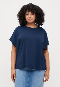 Tommy Hilfiger Curve BUTTON TEE - T-shirts med print - dark night navy